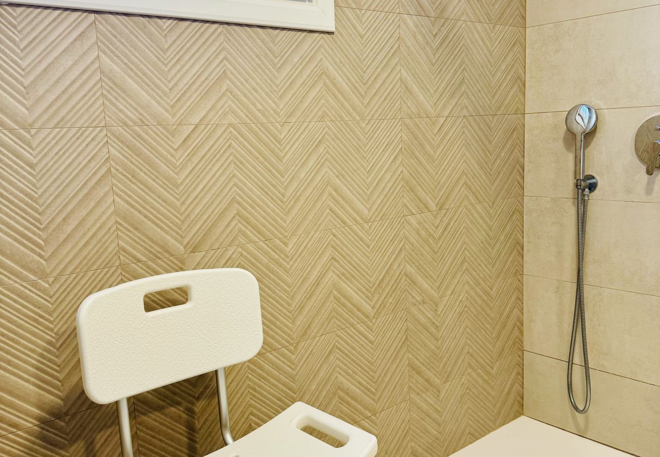 silla adaptada baño Apartamento en Cádiz - La Muralla 203 Adaptado Grupo AC Gestion